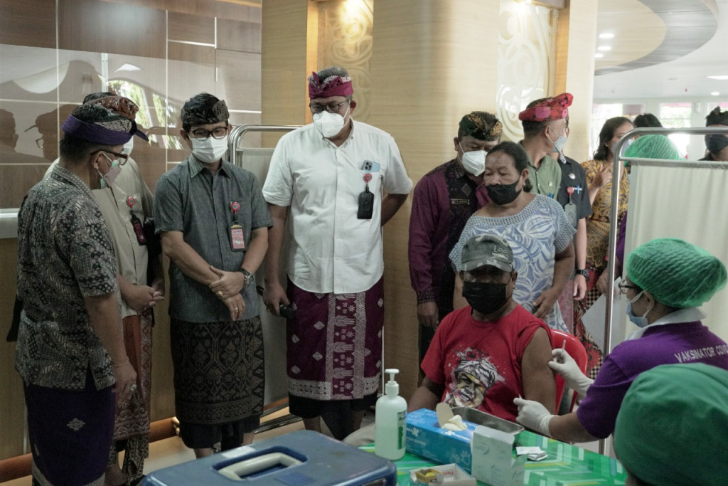 Sekda Adi Arnawa Pantau Pelaksanaan Vaksinasi Tahap Ketiga di RS Mangusada